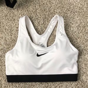 WHITE NIKE SPORTS BRA NWOT